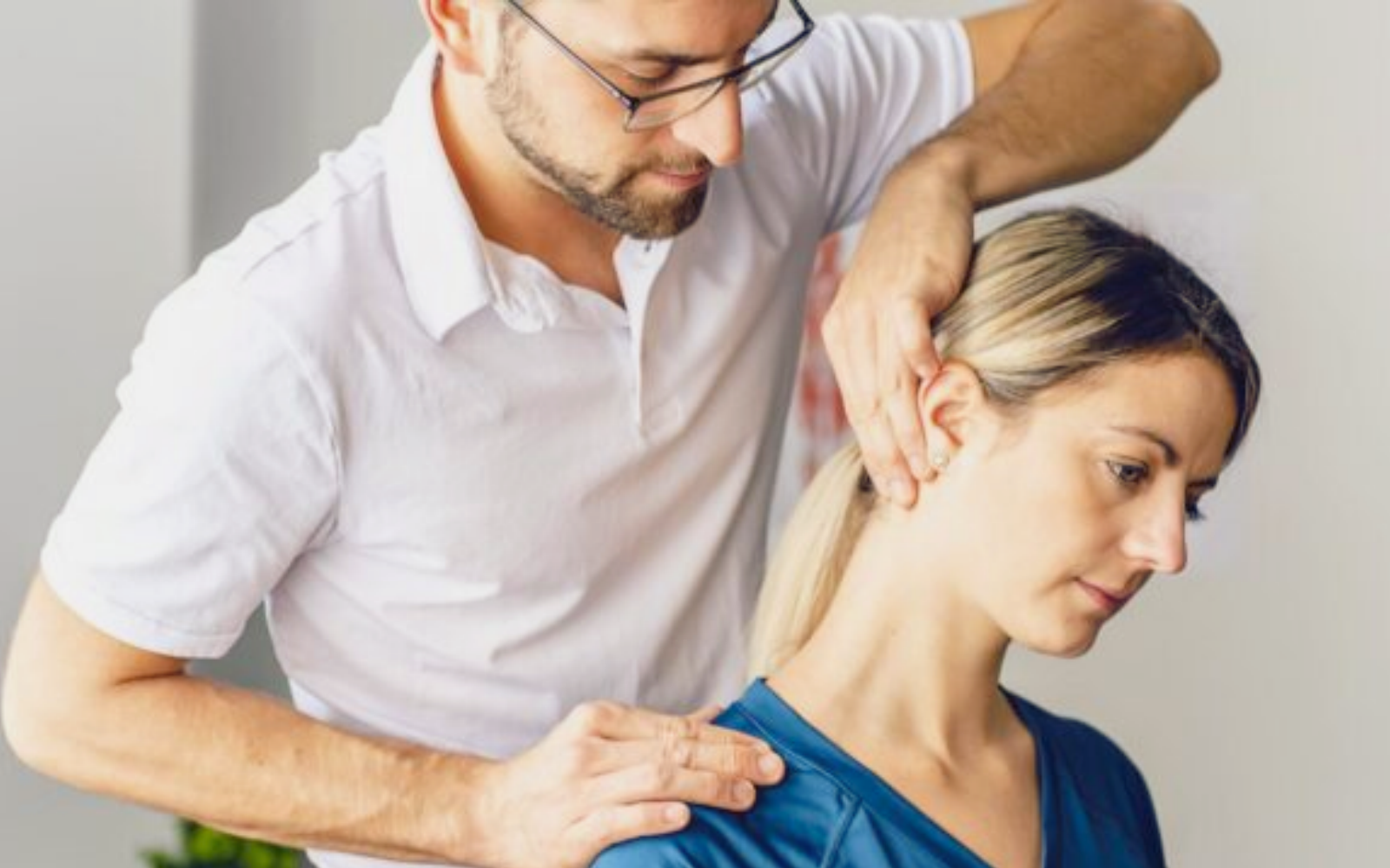 Fisioterapista che tratta la spalla e il collo di una paziente